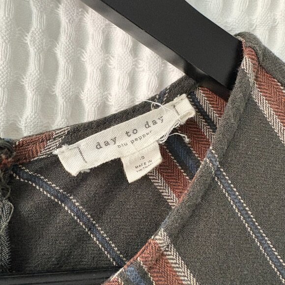 Day to Day Blu Pepper small neutral chevron pattern dress puff sleeves pockets - Picture 4 of 5